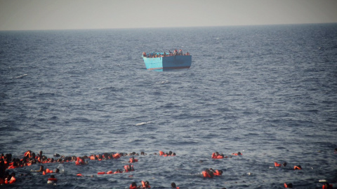 Al menos 20 muertos tras caer al agua unas 200 personas en el Mediterráneo / TWITTER Al menos 20 muertos tras caer al agua unas 200 personas en el Mediterráneo / TWITTER
