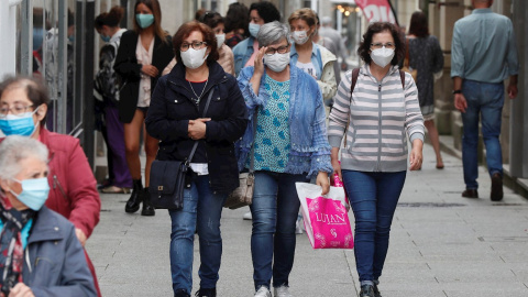 Varias personas con mascarilla caminan por la calle de Viviero, Lugo este martes. | EFE Varias personas con mascarilla caminan por la calle de Viviero, Lugo este martes. | EFE