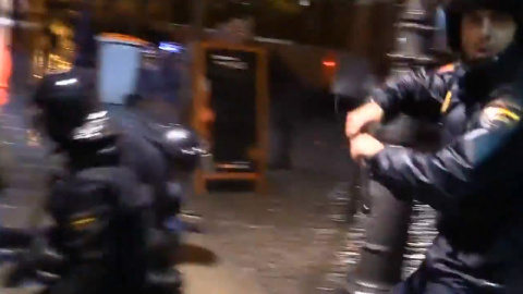 Agentes antidisturbios cargan contra reporteros en el Jaque al Rey de marzo de 2012.- FRAGMENTO VÍDEO COMISIÓN LEGAL SOL Agentes antidisturbios cargan contra reporteros en el Jaque al Rey de marzo de 2012.- FRAGMENTO VÍDEO COMISIÓN LEGAL SOL