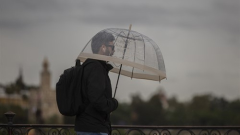 Un hombre camina bajo la lluvia protegido bajo su paraguas durante un chubasco. / Europa Press / Archivo Un hombre camina bajo la lluvia protegido bajo su paraguas durante un chubasco. / Europa Press / Archivo