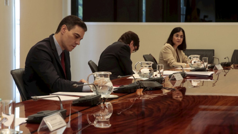 El presidente del Gobierno, Pedro Sánchez (i), mantiene una videoconferencia con los presidentes autonómicos, este domingo, en el Palacio de la Moncloa, en Madrid. EFE El presidente del Gobierno, Pedro Sánchez (i), mantiene una videoconferencia con los presidentes autonómicos, este domingo, en el Palacio de la Moncloa, en Madrid. EFE