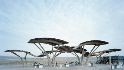 Gasolinera diseñada por Belén Moneo y Jeff Brock en Agustín de Guadalix (Madrid). / MONEO BROCK STUDIO Gasolinera diseñada por Belén Moneo y Jeff Brock en Agustín de Guadalix (Madrid). / MONEO BROCK STUDIO