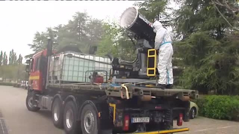 El camión antidisturbios de la Policía Nacional desinfecta las calles de la Comunidad de Madrid