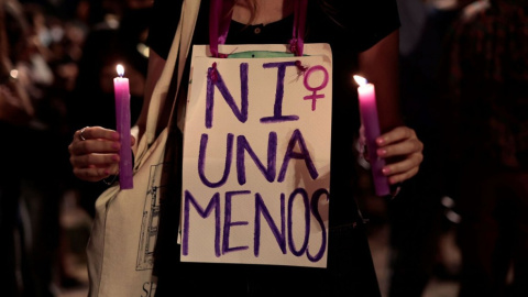 Una mujer con una pancarta de 'Ni una menos' durante una concentración. -Biel Aliño / EFE Una mujer con una pancarta de 'Ni una menos' durante una concentración. -Biel Aliño / EFE