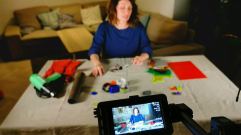 Laura es una teletrabajadora que aprovecha la cuarentena para grabar vídeos para impartir cursos de joyería online. Laura es una teletrabajadora que aprovecha la cuarentena para grabar vídeos para impartir cursos de joyería online.