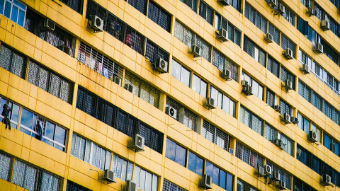 Imagen de un edificio con varios aires acondicionados. /Pixabay Imagen de un edificio con varios aires acondicionados. /Pixabay
