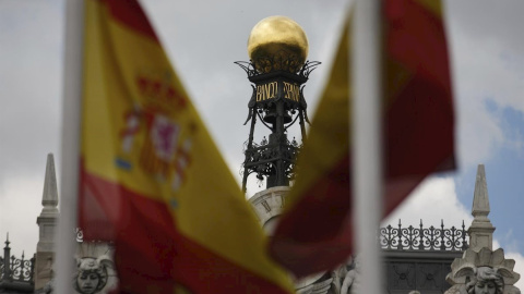 La cúpula del Banco de España entre banderas españolas. REUTERS/Sergio Pérez La cúpula del Banco de España entre banderas españolas. REUTERS/Sergio Pérez