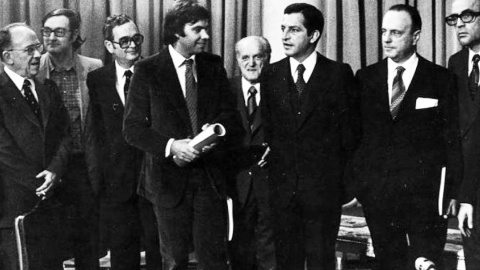 Adolfo Suárez y Felipe González se miran, flanqueados por Santiago Carrillo (izquierda), Manuel Fraga y los otros firmantes de los Pactos de la Moncloa, tras su rúbrica el 25 de octubre de 1977. | EFE Adolfo Suárez y Felipe González se miran, flanqueados por Santiago Carrillo (izquierda), Manuel Fraga y los otros firmantes de los Pactos de la Moncloa, tras su rúbrica el 25 de octubre de 1977. | EFE