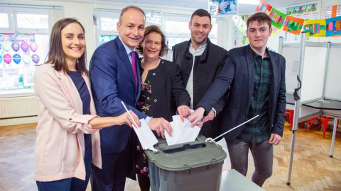 08/02/2020.- El líder del opositor Fianna Fail, Micheal Martin (2-izq), su esposa Mary O'Shea (c) y sus hijos Aoibhe (izq), Micheal (2-dcha) y Cillian (dcha) depositan sus votos en un colegio electoral en Cork (Irlanda), este sábado, durante la celebrac 08/02/2020.- El líder del opositor Fianna Fail, Micheal Martin (2-izq), su esposa Mary O'Shea (c) y sus hijos Aoibhe (izq), Micheal (2-dcha) y Cillian (dcha) depositan sus votos en un colegio electoral en Cork (Irlanda), este sábado, durante la celebrac