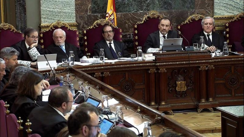 El presidente del tribunal que juzga el procés, Manuel Marchena (2d), durante la sesión de hoy en el Tribunal Supremo./EFE El presidente del tribunal que juzga el procés, Manuel Marchena (2d), durante la sesión de hoy en el Tribunal Supremo./EFE