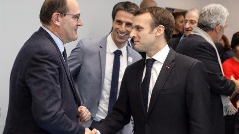 El presidente francés Emmanuel Macron (R) se da la mano con nuevo Primer Ministro Francés, Jean Castex (L). EFE/EPA/LUDOVIC MARIN / POOL MAXPPP OUT El presidente francés Emmanuel Macron (R) se da la mano con nuevo Primer Ministro Francés, Jean Castex (L). EFE/EPA/LUDOVIC MARIN / POOL MAXPPP OUT