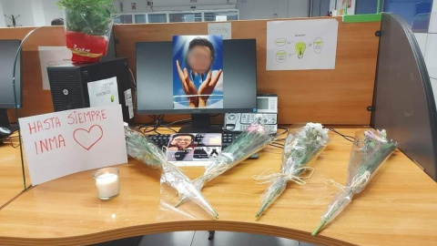 Flores y mensajes de recuerdo en el puesto de trabajo de la trabajadora que falleció en un 'call center' de Madrid. TWITTER CGT Flores y mensajes de recuerdo en el puesto de trabajo de la trabajadora que falleció en un 'call center' de Madrid. TWITTER CGT