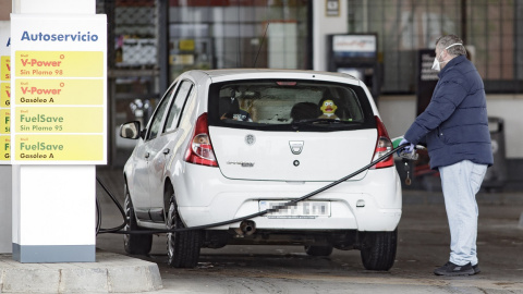 Un hombre reposta carburante en una estación de servicio. E.P./Eduardo Parra Un hombre reposta carburante en una estación de servicio. E.P./Eduardo Parra