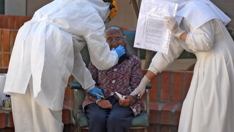 Personal de salud realiza pruebas para detectar casos de covid-19 en el Hogar San José de la tercera edad en Bolivia. /EFE/Jorge Ábrego Personal de salud realiza pruebas para detectar casos de covid-19 en el Hogar San José de la tercera edad en Bolivia. /EFE/Jorge Ábrego
