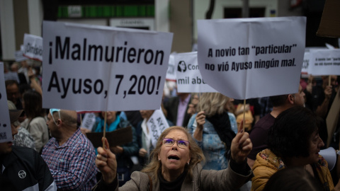 Decenas de personas durante una manifestación contra la presidenta de la Comunidad de Madrid, desde la Plaza de Chamberí hasta la calle Génova. Alejandro Martínez Vélez / Europa Press. Decenas de personas durante una manifestación contra la presidenta de la Comunidad de Madrid, desde la Plaza de Chamberí hasta la calle Génova. Alejandro Martínez Vélez / Europa Press.