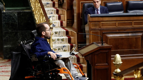 El portavoz de Unidas Podemos, Pablo Echenique (i), se dirige a dar la réplica, este miércoles en el Congreso