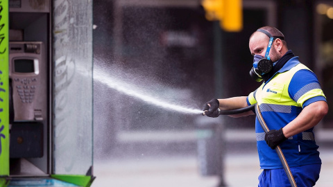 21/04/2020.- Un trabajador de LIMASA desinfecta el mobiliario urbano en el centro de Málaga, este martes, una jornada en la que Andalucía alcanza 11.689 casos de coronavirus y 1.017 fallecidos, en la sexta semana de confinamiento en el estado de alarma 21/04/2020.- Un trabajador de LIMASA desinfecta el mobiliario urbano en el centro de Málaga, este martes, una jornada en la que Andalucía alcanza 11.689 casos de coronavirus y 1.017 fallecidos, en la sexta semana de confinamiento en el estado de alarma