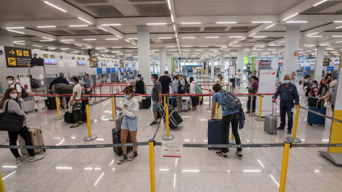 GRAF7750. PALMA DE MALLORCA, 08/06/2020.- Varios viajeros esperan para acceder a los mostradores de facturación en el aeropuerto de Palma de Mallorca este lunes, primer día en fase 3 que elimina restricciones el transporte aéreo y marítimo regular com GRAF7750. PALMA DE MALLORCA, 08/06/2020.- Varios viajeros esperan para acceder a los mostradores de facturación en el aeropuerto de Palma de Mallorca este lunes, primer día en fase 3 que elimina restricciones el transporte aéreo y marítimo regular com