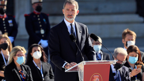 El rey Felipe VI durante su intervención en el homenaje de Estado a las víctimas de la pandemia de coronavirus y a los colectivos que le han hecho frente en primera línea en el Patio de la Armería en Madrid este jueves. EFE/ Fernando Alvarado POOL El rey Felipe VI durante su intervención en el homenaje de Estado a las víctimas de la pandemia de coronavirus y a los colectivos que le han hecho frente en primera línea en el Patio de la Armería en Madrid este jueves. EFE/ Fernando Alvarado POOL
