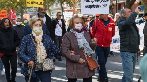 Una mujer sujeta un cartel en una manifestación para exigir una mejora de las pensiones y de los salarios acordes al IPC real, a 19 de noviembre de 2022. -Gustavo Valiente / EUROPA PRESS Una mujer sujeta un cartel en una manifestación para exigir una mejora de las pensiones y de los salarios acordes al IPC real, a 19 de noviembre de 2022. -Gustavo Valiente / EUROPA PRESS