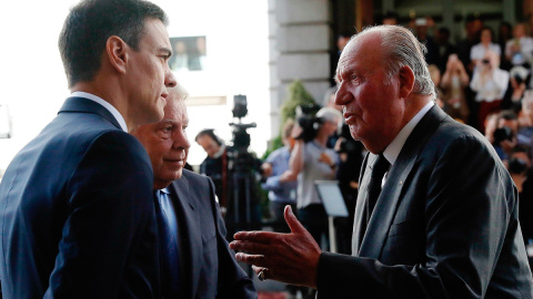 Pedro Sánchez conversa con Juan Carlos I en presencia de Felipe González durante el funeral de Alfredo Pérez Rubalcaba. - EFE Pedro Sánchez conversa con Juan Carlos I en presencia de Felipe González durante el funeral de Alfredo Pérez Rubalcaba. - EFE