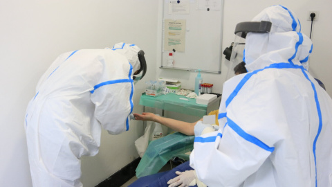 Professionals del CAP Manso, amb equip de protecció individual (EPI), en el moment d'extreure una mostra de sang amb una punxada al dit a una participant a l'estudi de seroprevalença del coronavirus a nivell estatal. 30 d'abril del 2020. (Horitzontal) Professionals del CAP Manso, amb equip de protecció individual (EPI), en el moment d'extreure una mostra de sang amb una punxada al dit a una participant a l'estudi de seroprevalença del coronavirus a nivell estatal. 30 d'abril del 2020. (Horitzontal)