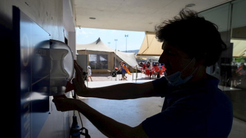 29/05/2020.- Un hombre se desinfecta las manos dentro de las instalaciones de La Ciudad de la Raqueta en Madrid. / EFE - FERNANDO VILLAR 29/05/2020.- Un hombre se desinfecta las manos dentro de las instalaciones de La Ciudad de la Raqueta en Madrid. / EFE - FERNANDO VILLAR