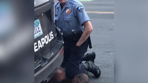 Captura del vídeo difundido en redes sociales en el que se ve a un policia encima del cuello de George Floyd, quien murió bajo custodia policial en Mineapolis. Captura del vídeo difundido en redes sociales en el que se ve a un policia encima del cuello de George Floyd, quien murió bajo custodia policial en Mineapolis.