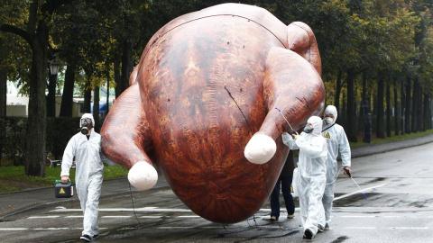 Protesta contra la comercialización de pollos clorados. / REUTERS Protesta contra la comercialización de pollos clorados. / REUTERS
