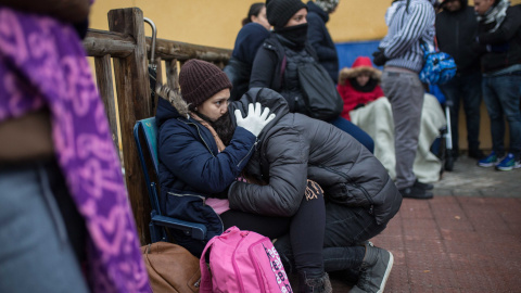 Una pareja de solicitantes de asilo espera su turno para pedir cita y comenzar sus trámites en la comisaría de Aluche (Madrid).- JAIRO VARGAS Una pareja de solicitantes de asilo espera su turno para pedir cita y comenzar sus trámites en la comisaría de Aluche (Madrid).- JAIRO VARGAS