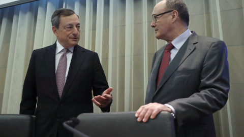 El presidente del BCE, Mario Draghi, conversa con el gobernador del Banco de España, Luis M. Linde, antes de la clausura de la primera sesión de la I Conferencia de Estabilidad Financiera, en el Banco de España de Madrid. EFE/JUAN CARLOS HIDALGO El presidente del BCE, Mario Draghi, conversa con el gobernador del Banco de España, Luis M. Linde, antes de la clausura de la primera sesión de la I Conferencia de Estabilidad Financiera, en el Banco de España de Madrid. EFE/JUAN CARLOS HIDALGO