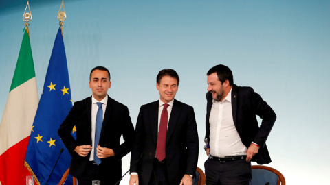 El primer ministro italiano,Giuseppe Conte, flanqueado por los líderes de los dos socios de Gobierno, el ministro de empleo y lídere del Movimiento 5 Estrellas, Luigi Di Maio (i.), y el ministro de Interior y líder de la Liga, Matteo Salvini, en una fo El primer ministro italiano,Giuseppe Conte, flanqueado por los líderes de los dos socios de Gobierno, el ministro de empleo y lídere del Movimiento 5 Estrellas, Luigi Di Maio (i.), y el ministro de Interior y líder de la Liga, Matteo Salvini, en una fo