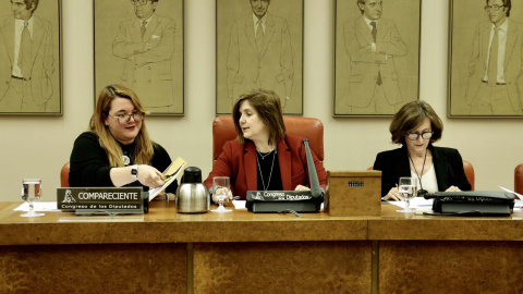 Pilar Cancela, presidiendo la Comisión de Igualdad del Congreso junto a la responsable del Área de Derechos e Igualdad de Oportunidades del Consejo de la Juventud de España, Carla Millán