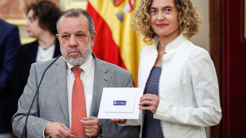 11/6/2019.-El Defensor del Pueblo en funciones, Francisco Fernández Marugán, hace entrega a la presidenta del Congreso, Meritxell Batet, el informe anual de su institución. / EFE - EMILIO NARANJO 11/6/2019.-El Defensor del Pueblo en funciones, Francisco Fernández Marugán, hace entrega a la presidenta del Congreso, Meritxell Batet, el informe anual de su institución. / EFE - EMILIO NARANJO