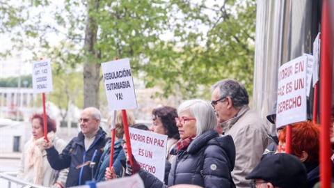 Defensores de la eutanasia participan con pancartas reivindicativas en una manifestación frente a los Juzgados de Plaza de Castilla organizada por la Asociación Derecho a Morir Dignamente en apoyo a Ángel Hernández. Ricardo Rubio / Europa Press Defensores de la eutanasia participan con pancartas reivindicativas en una manifestación frente a los Juzgados de Plaza de Castilla organizada por la Asociación Derecho a Morir Dignamente en apoyo a Ángel Hernández. Ricardo Rubio / Europa Press