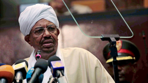 Fotografía de archivo de Omar al Bashir dirigiéndose al Parlamento de Jartum en 2015. /EFE Fotografía de archivo de Omar al Bashir dirigiéndose al Parlamento de Jartum en 2015. /EFE