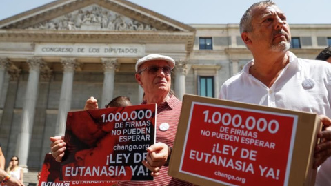 Change.org entrega en el Congreso más de un millón de firmas para solicitar que se despenalice la eutanasia en España. EFE/Emilio Naranjo/Archivo Change.org entrega en el Congreso más de un millón de firmas para solicitar que se despenalice la eutanasia en España. EFE/Emilio Naranjo/Archivo