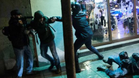 Un policía agrede a un periodista. Legal 15-M Un policía agrede a un periodista. Legal 15-M