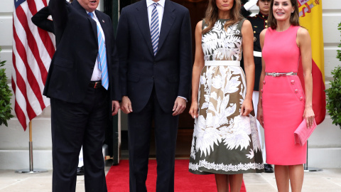 El presidente de EEUU, Donald Trump, y su esposa Melania Trump reciben a los reyes Felipe VI y Letizia en la Casa Blanca, en Washington. REUTERS/Jonathan Ernst El presidente de EEUU, Donald Trump, y su esposa Melania Trump reciben a los reyes Felipe VI y Letizia en la Casa Blanca, en Washington. REUTERS/Jonathan Ernst