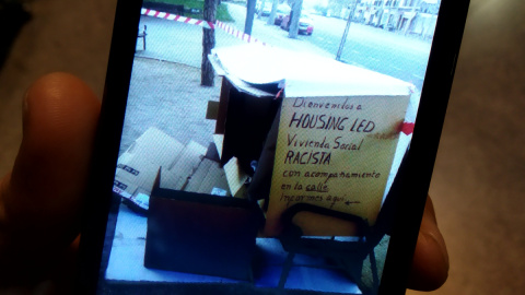 German muestra la foto del banco donde duerme cada noche. / H.M. German muestra la foto del banco donde duerme cada noche. / H.M.