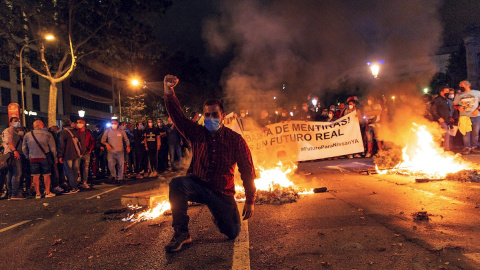 09/06/2020.- Más de un millar de trabajadores de Nissan convocados por los sindicatos se han manifestado en una marcha nocturna este martes en Barcelona contra el cierre de las plantas de la multinacional nipona en Cataluña. EFE/Enric Fontcuberta 09/06/2020.- Más de un millar de trabajadores de Nissan convocados por los sindicatos se han manifestado en una marcha nocturna este martes en Barcelona contra el cierre de las plantas de la multinacional nipona en Cataluña. EFE/Enric Fontcuberta