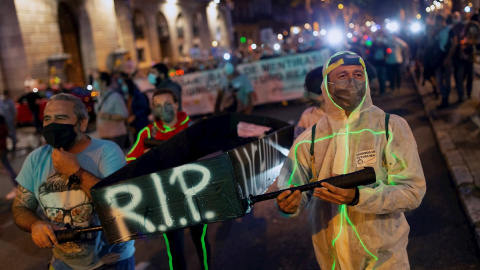 09/06/2020.- Más de un millar de trabajadores de Nissan se manifiestan hoy martes en Barcelona, convocados por los sindicatos, como protesta contra el cierre de las plantas de producción de la marca nipona en Cataluña. EFE/Enric Fontcuberta 09/06/2020.- Más de un millar de trabajadores de Nissan se manifiestan hoy martes en Barcelona, convocados por los sindicatos, como protesta contra el cierre de las plantas de producción de la marca nipona en Cataluña. EFE/Enric Fontcuberta