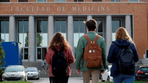 Varios alumnos se dirigen a la facultad de Medicina en la Universidad Complutense, en Madrid. -EFE / Juan Carlos Hidalgo / Archivo Varios alumnos se dirigen a la facultad de Medicina en la Universidad Complutense, en Madrid. -EFE / Juan Carlos Hidalgo / Archivo