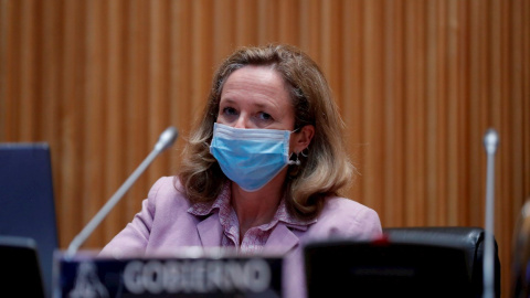 La vicepresidenta de Asuntos Económicos, Nadia Calviño, con mascarilla antes de iniciar su comparecencia en el Congreso de los Diputados. EFE/Pool La vicepresidenta de Asuntos Económicos, Nadia Calviño, con mascarilla antes de iniciar su comparecencia en el Congreso de los Diputados. EFE/Pool