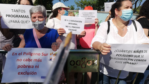 Vecinos protestan ante la llegada de los reyes al Polígono Sur de Sevilla. S. R. Vecinos protestan ante la llegada de los reyes al Polígono Sur de Sevilla. S. R.