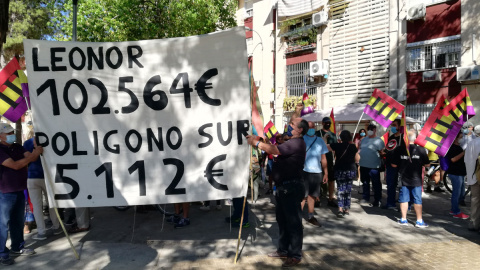 Vecinos protestan ante la llegada de los reyes al Polígono Sur de Sevilla. S. R. Vecinos protestan ante la llegada de los reyes al Polígono Sur de Sevilla. S. R.