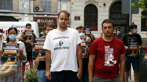 El raper lleidatà Pablo Rivadulla, conegut artísticament com a Pablo Hasel, en primer terme a l'esquerra, després d'una roda de premsa a Lleida acompanyat d'una quinzena de persones. ACN/Laura Cortés El raper lleidatà Pablo Rivadulla, conegut artísticament com a Pablo Hasel, en primer terme a l'esquerra, després d'una roda de premsa a Lleida acompanyat d'una quinzena de persones. ACN/Laura Cortés