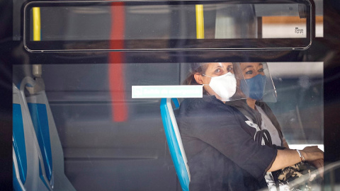 Dos mujeres en un autobús, en una imagen de archivo. / EFE - EMILIO NARANJO Dos mujeres en un autobús, en una imagen de archivo. / EFE - EMILIO NARANJO