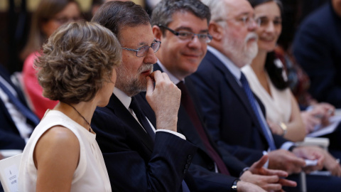 El presidente del Gobierno,Mariano Rajoy, con la ministra de Agricultura y Medio Ambiente, Isabel García Tejerina; el de Energía, Álvaro Nadal; y el comisariode Acción por el Clima y Energía, Miguel Arias Cañete, durante la inauguración de las jorn