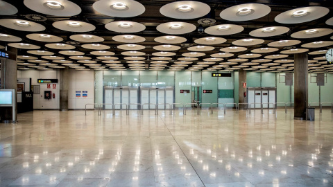 Vista de las puertas de salida de los viajeros de la terminal T4 del aeropuerto Adolfo Suárez de Madrid. EFE/Rodrigo Jiménez